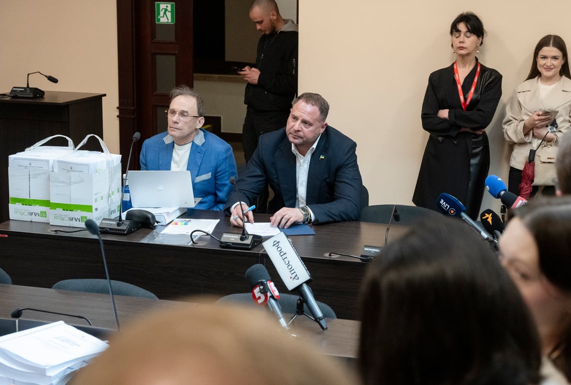 Бывший руководитель Офиса президента Украины Андрей Ермак (в центре) в Высшем антикоррупционном суде в Киеве, Украина, 12 мая 2026 года. Фото: Maxym Marusenko / EPA