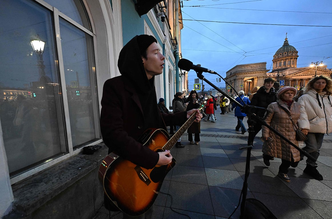 Уличный музыкант в центре Санкт-Петербурга, 27 октября 2025 года. Фото: Ольга Мальцева / AFP / Scanpix / LETA