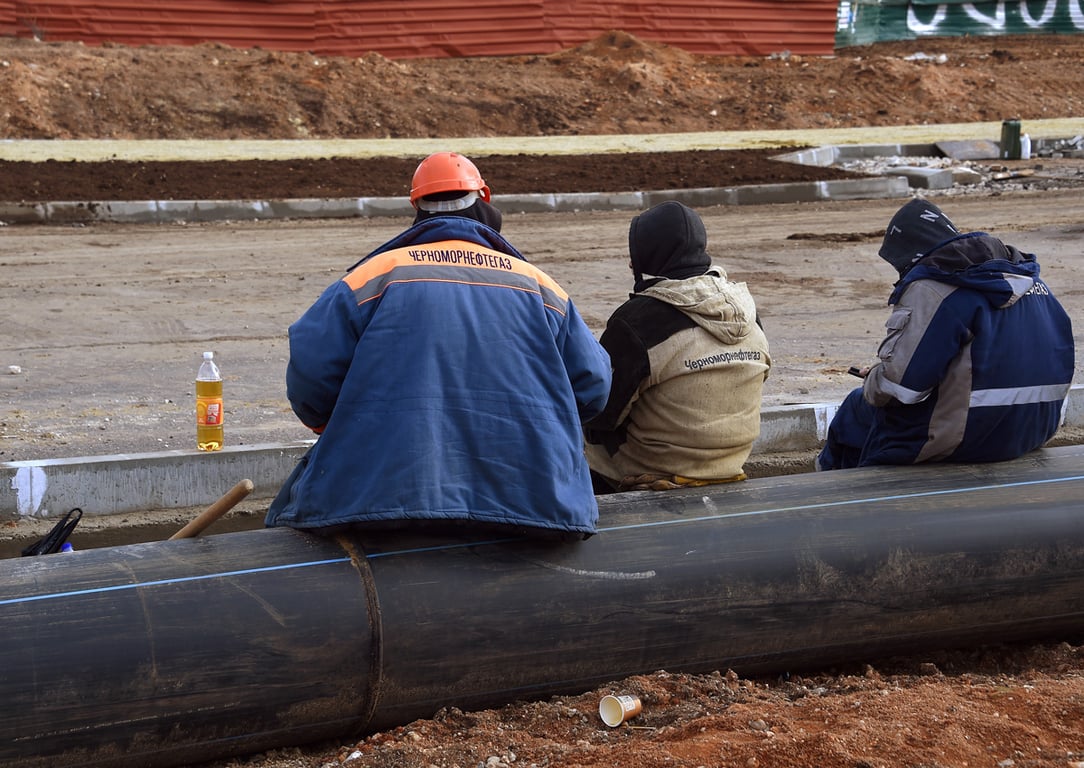 Рабочие на стройплощадке нового дома. Фото: Виктор Коротаев / Коммерсантъ / Sipa USA / Vida Press