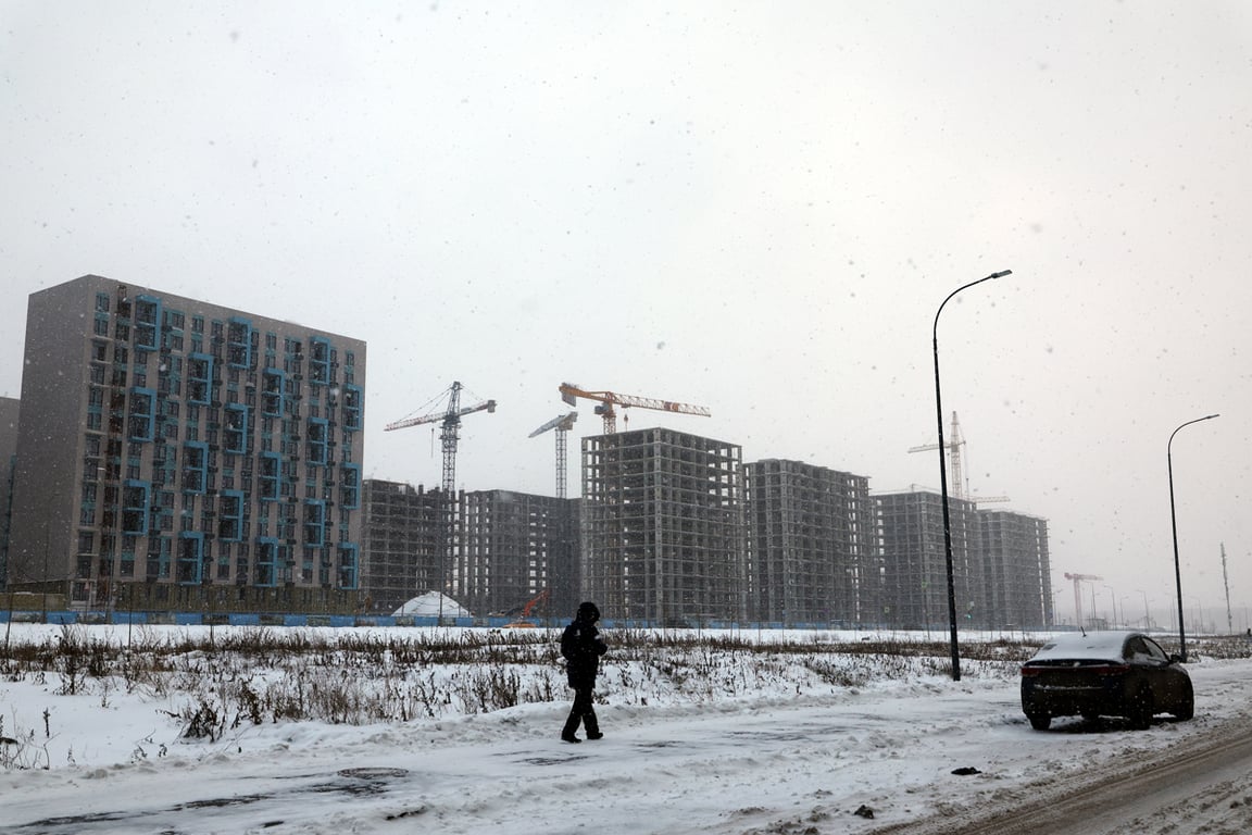 Строительство нового жилого района в Москве, Россия, 13 декабря 2024 года. Фото: Максим Шипенков / EPA