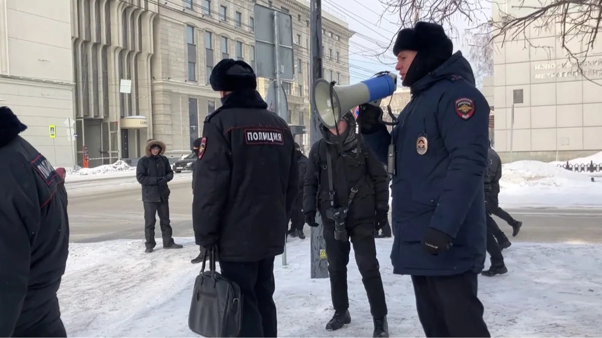 Police officers in Novosibirsk ensure a protest in support of Telegram cannot go ahead, 1 March 2026. Photo: Russian Communist Party