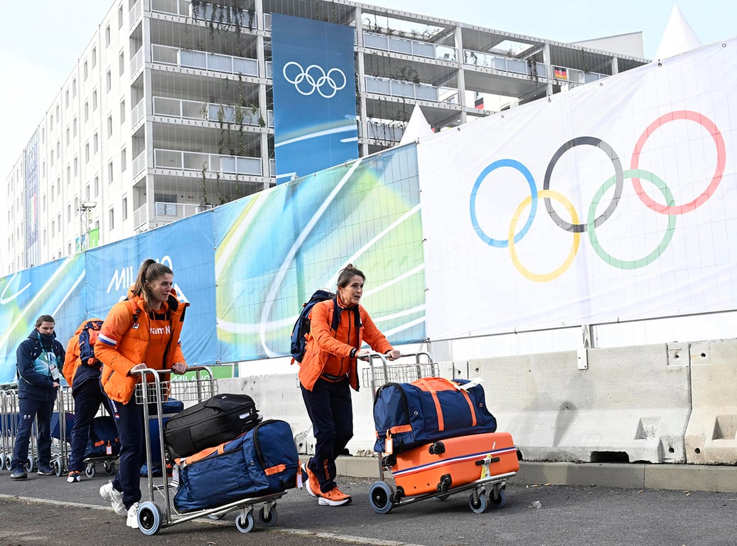 Делегаты сборной Нидерландов прибывают в Олимпийскую деревню, Милан, Италия, 30 января 2026 года. Фото: Daniel Dal Zennaro / EPA