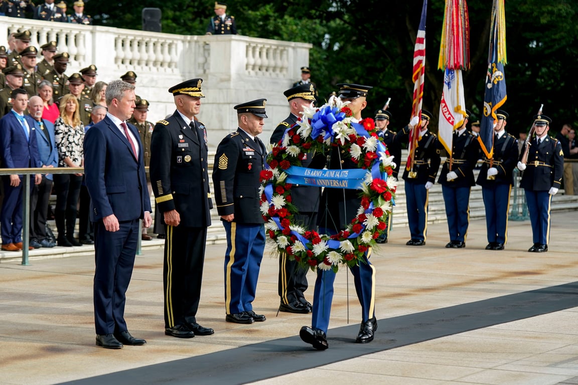 Министр армии США Дэниел Дрисколл, начальник штаба армии генерал Рэнди Джордж, сержант-майор армии Майкл Ваймер и командующий Объединённой оперативной группой Национального столичного округа генерал Тревор Бреденкамп участвуют в церемонии возложения венка в честь 250-летия армии США у Могилы Неизвестного солдата, Арлингтон, Вирджиния, США, 14 июня 2025 года. Фото: Bonnie Cash / EPA