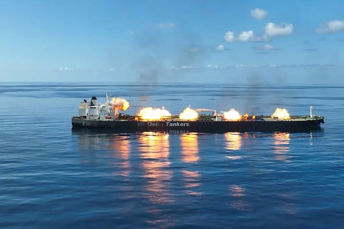 Дым поднимается от греческого нефтяного танкера Sounion после атак хуситов в Красном море, 29 августа 2024 года. Фото: Houthis Media Center / EPA / Scanpix / LETA