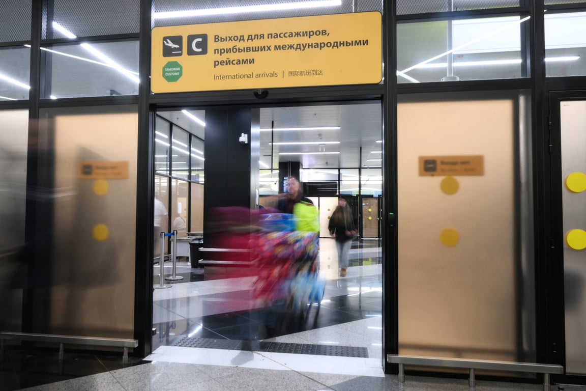 Пассажиры покидают зону прилета в аэропорту Шереметьево, 2 марта 2026 года. Фото: Григорий Сысоев / Спутник / Imago Images / Scanpix / LETA