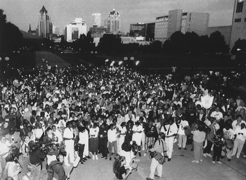 Акция памяти жертв, обнаруженных в квартире Джеффри Дамера, Милуоки, США, 6 августа 1991 года. Фото: Neal Lambert / AP Photo / Scanpix / LETA