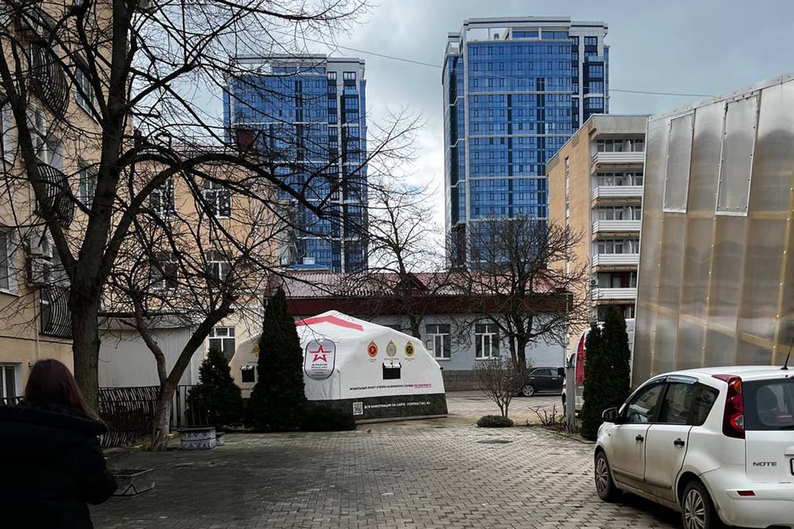 Мобильный пункт отбора на службу Минобороны РФ у Анапского сельскохозяйственного техникума. Фото из личного архива собеседников