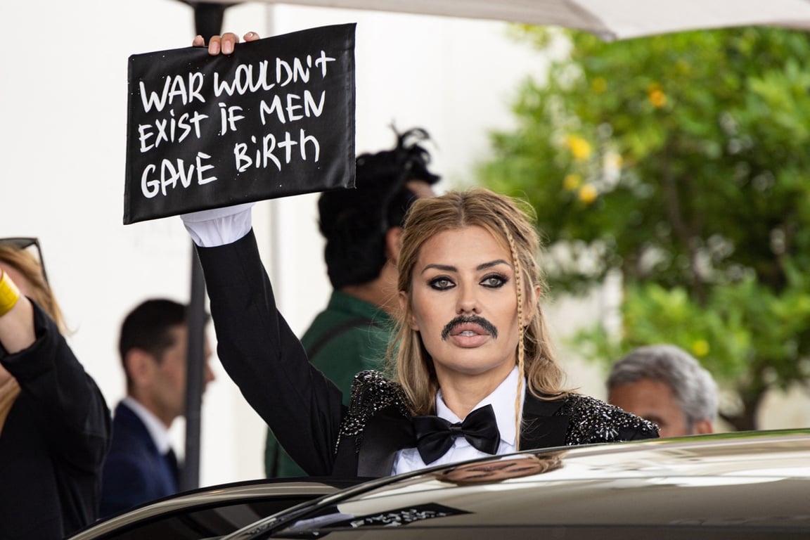 Виктория Боня покидает отель Martinez во время 75-го Каннского кинофестиваля, 22 мая 2022 года. Фото: Marco Piovanotto / Abaca Press / ddp images / Vida Press