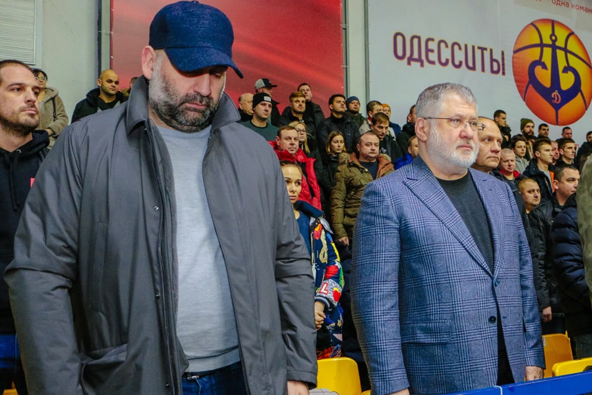 Тимур Миндич (слева) и Игорь Коломойский (справа) во время матча баскетбольных команд Днепра и Одессы, 2020 год. Фото:  «Думская»