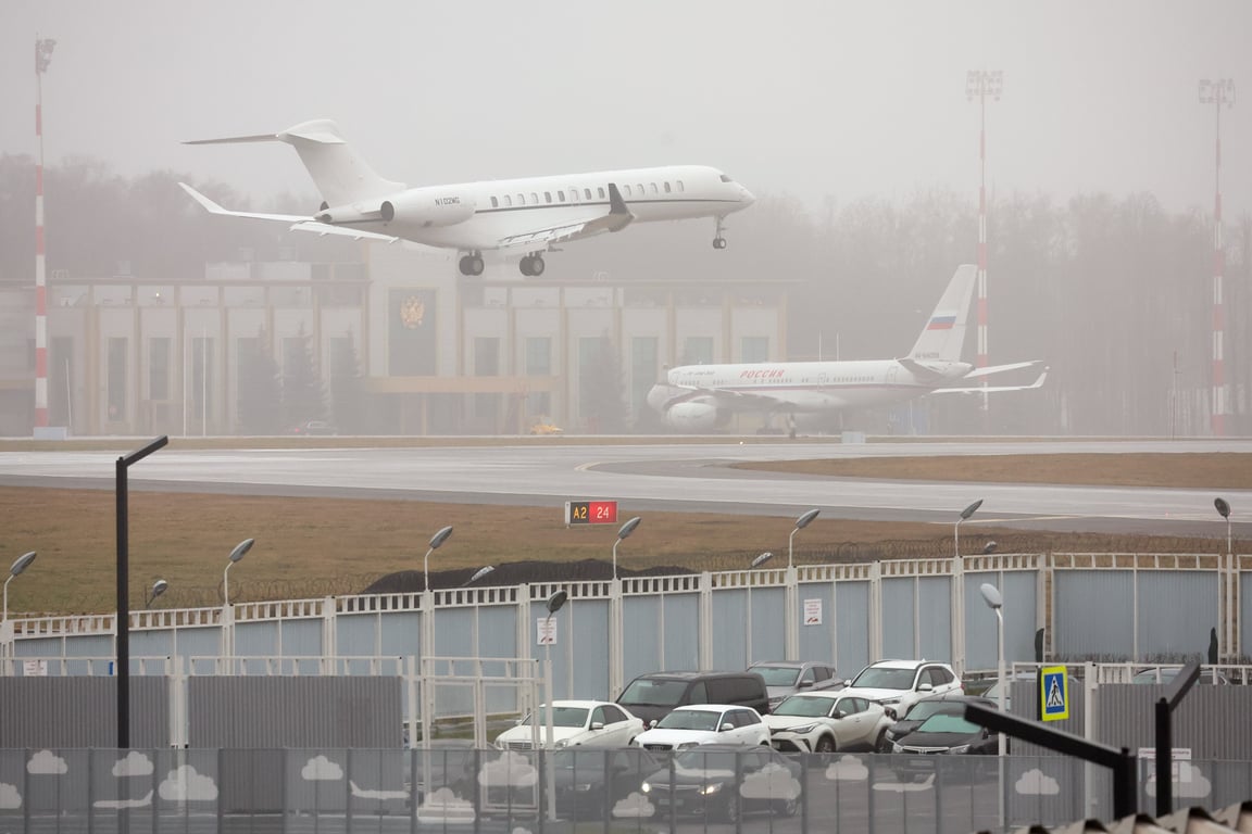 A plane carrying US Presidential Special Envoy Steve Witkoff arrives at Vnukovo Airport in Moscow, Russia, 2 December 2025. Photo: EPA / Maxim Shipenkov
