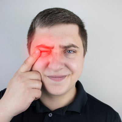 גוף זר בקרנית או לחמית