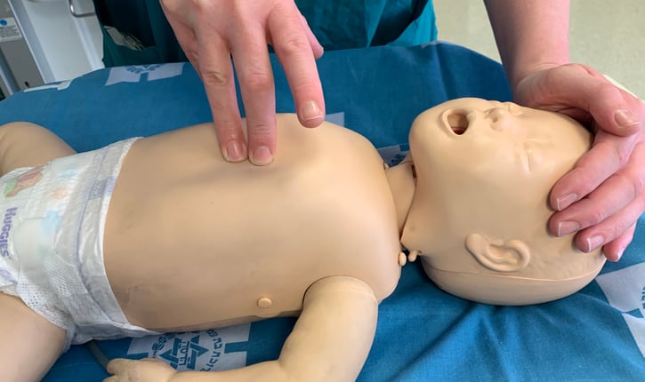 לאחר מכן, הפכו את התינוק והשכיבו אותו על גבו. כעת בצעו חמש לחיצות במרכז בית החזה של התינוק (באותו מקום של עיסוי הלב).
