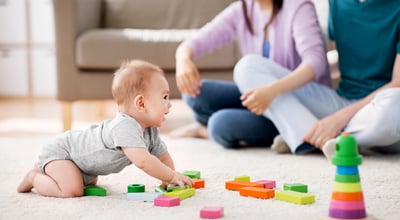 שלבים בהתפתחות התינוק בשנה הראשונה