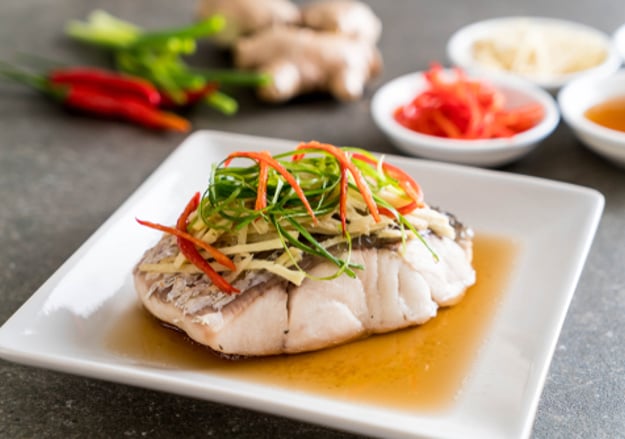 דג מוסר מאודה עם ירקות גינה בנוסח אסייתי על מצע קינואה