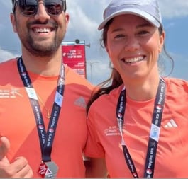 גיא (משמאל) רץ מרתון עם תורמת הכליה שהצילה את חייו