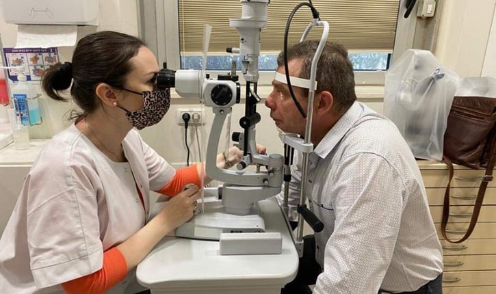 האופטומטריסטיות במרפאה מבצעת בדיקה