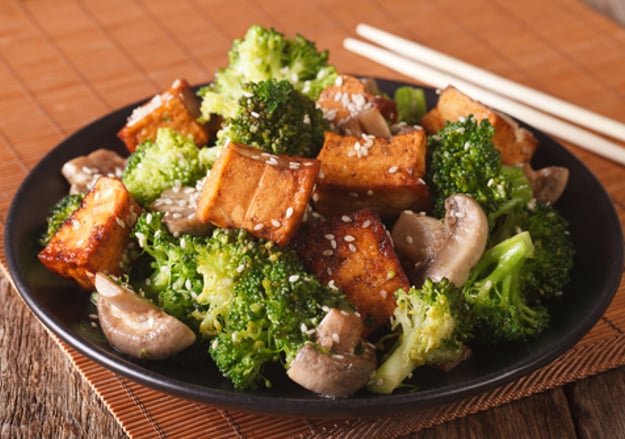 טופו מוקפץ עם פטריות