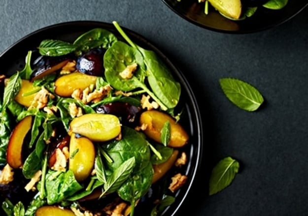 סלט עלים ירוקים ושזיף