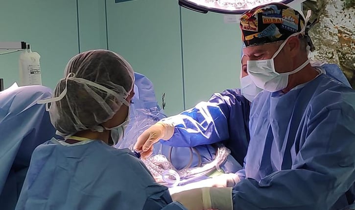 פרופ' פיקרסקי בחדר ניתוח - צילום דוברות הדסה