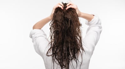 יציאה לקור עם שיער רטוב או בלי מעיל גורמת לשפעת