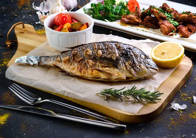 דג צלוי עם ירקות ויין