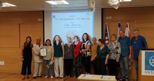 הענקת מלגות לאחיות ולאחים מצטיינים