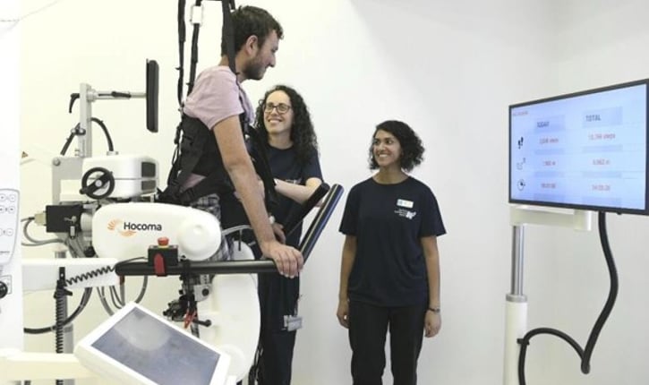 מטופל משתקם המתמודד עם פגיעות אורתופדיות