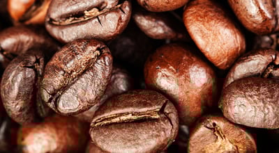 האם יש לשים קפה שחור על חתך מדמם?