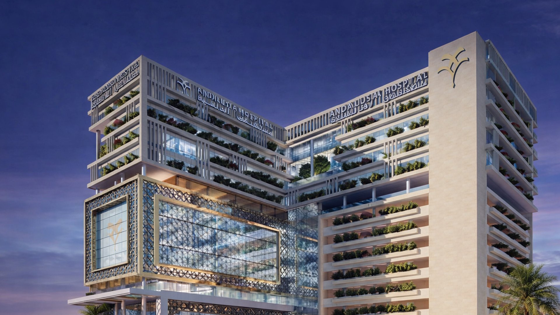 Modernes mehrgeschossiges Andalusia-Hospital-Gebäude mit Glasfassade, geometrischem Design und begrünten Terrassen