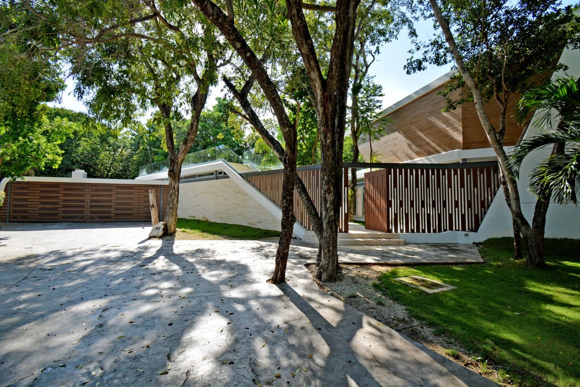 Lake House Playacar: Architectural Masterpiece with Rooftop Garden Sanctuary