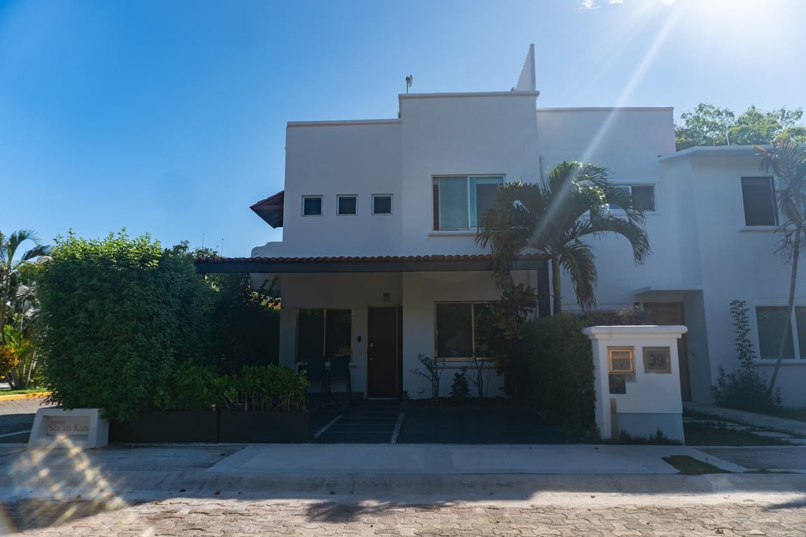 Privanza del Mar: Spacious Corner Home with Park Views and Rooftop Entertaining