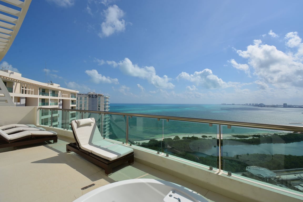 Novo Cancún Penthouse: Caribbean Elegance Meets Private Beach Living in Puerto Cancún
