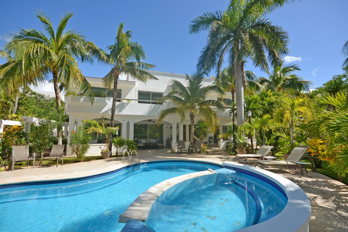 Playa Paraíso Duplex Estate: Beachside Luxury Living with Six Ensuite Sanctuaries
