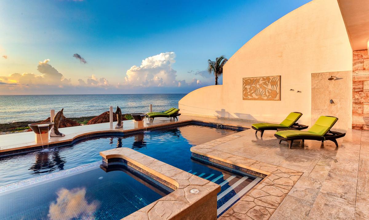 Magnificent Oceanfront Villa In Puerto Aventuras