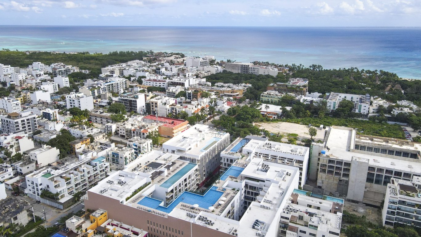 Beautiful 2 bedroom 2 bath lock off condo in the heart of Playa Del Carmen