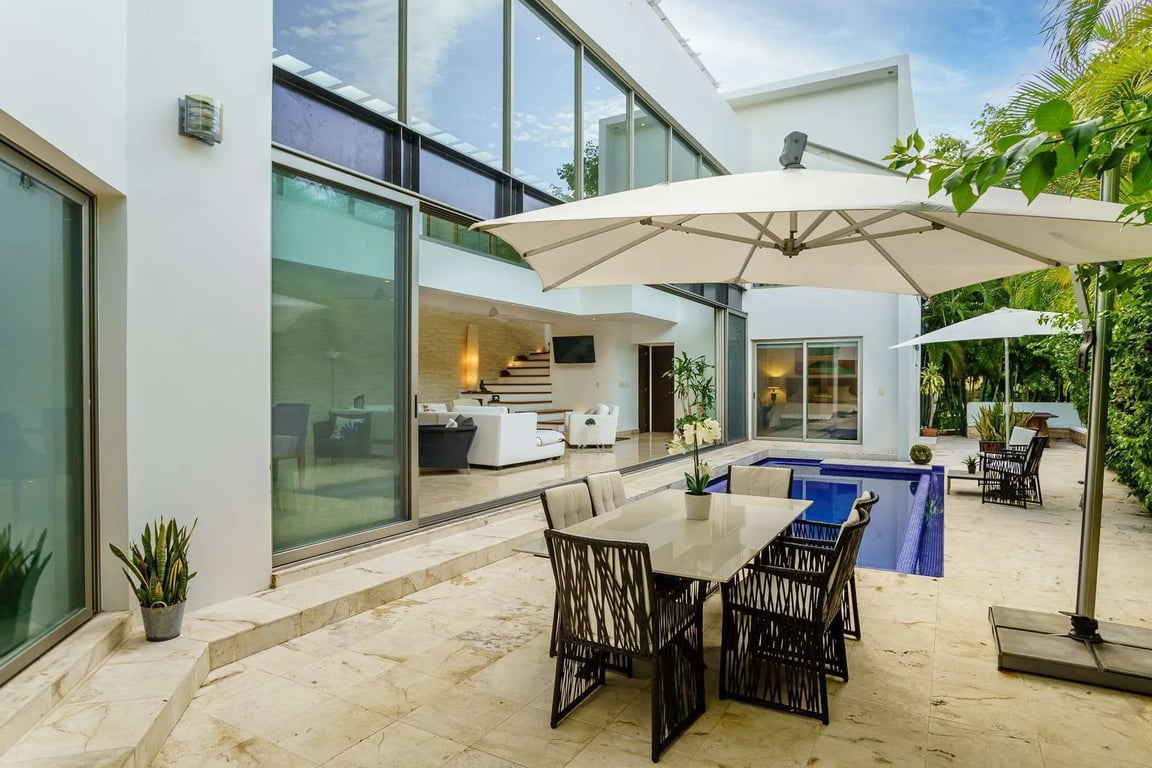 Beautiful Custom Home In Gated Master Planned Community 3mins From The Beach