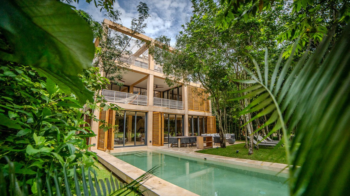 Luxury Home, Gated, Beach Front Golf Course Community.