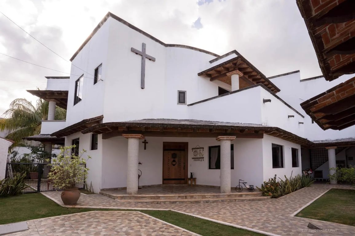 Grand Family Estate with Resort-Style Amenities in Campestre