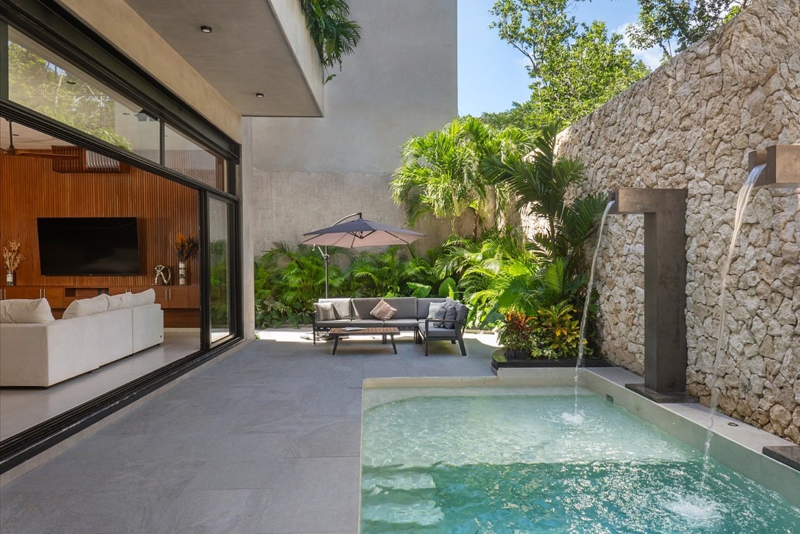 4BR Luxury furnished Villa with Pool, Jacuzzi Rooftop & Solar Power in Aldea Zama