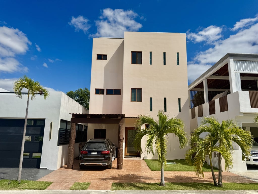 El Cielo – 3-Level Home with Private Pool