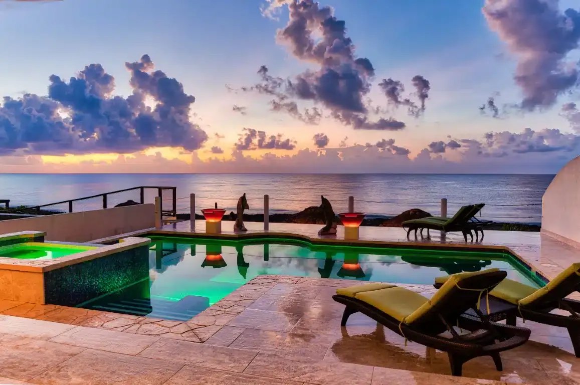 Oceanfront Paradise: Luxury 5-Bedroom Villa in Puerto Aventuras