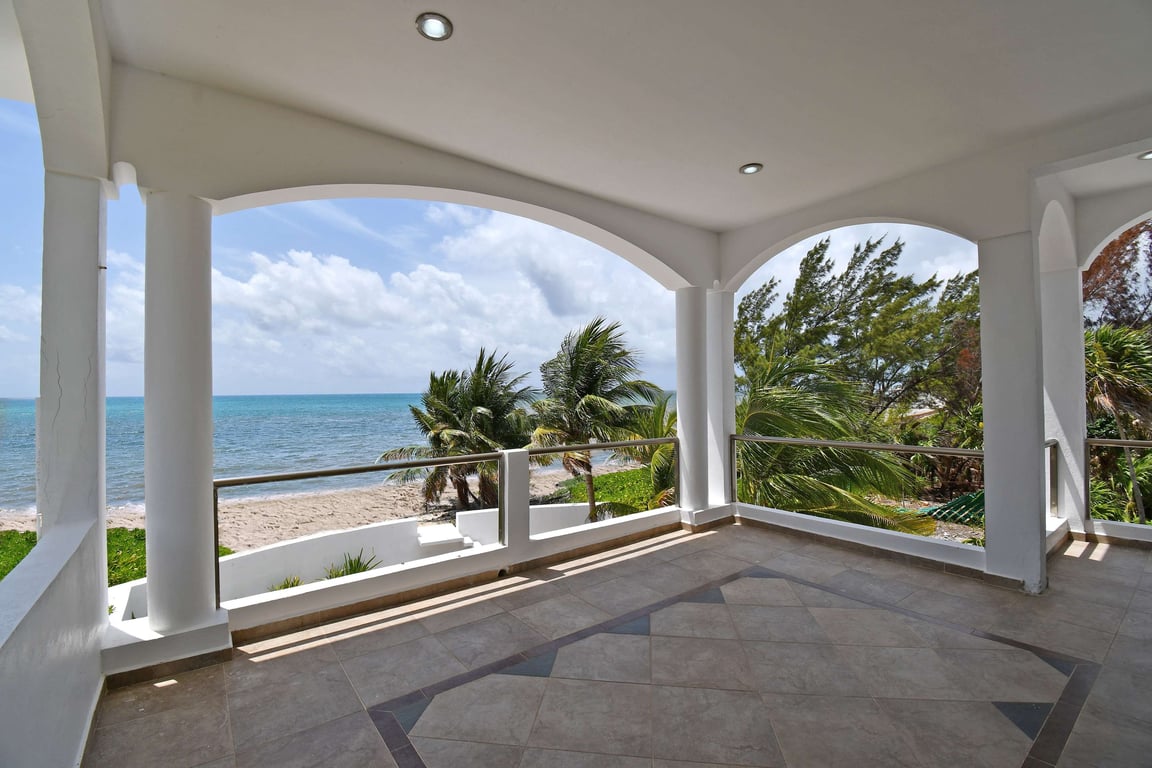 Caribbean Seafront Villa with Panoramic Reef Access in Bahía Petempich