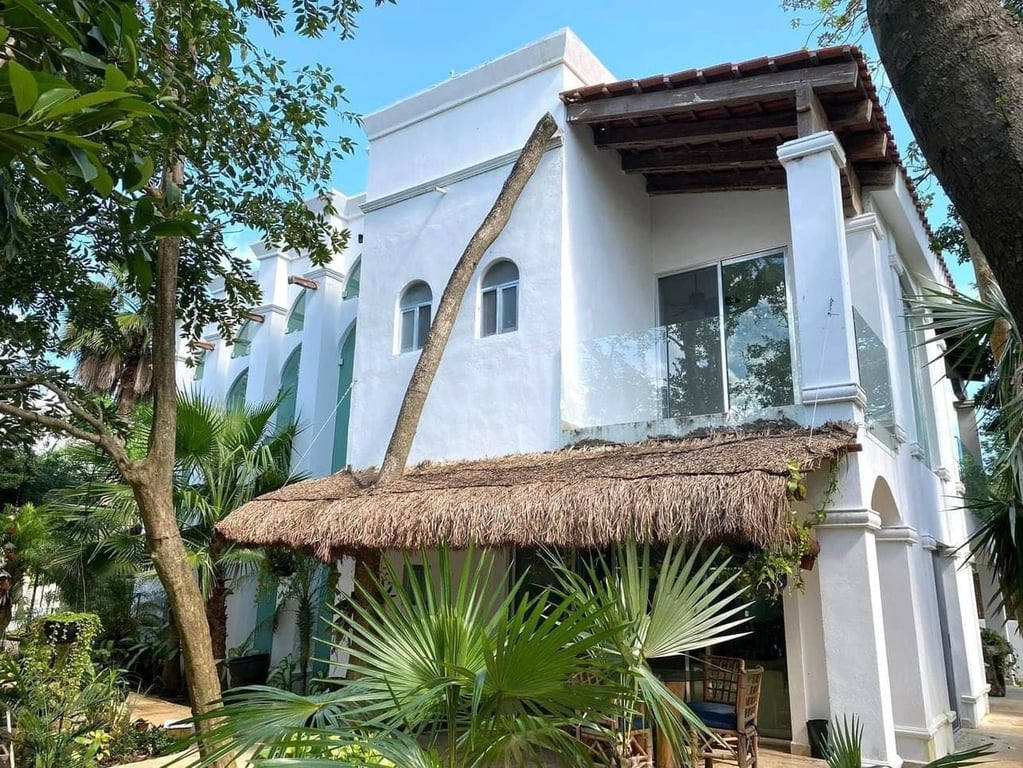 Villa Extraordinaire: Golf Course Living with Natural Wonders in Club Real