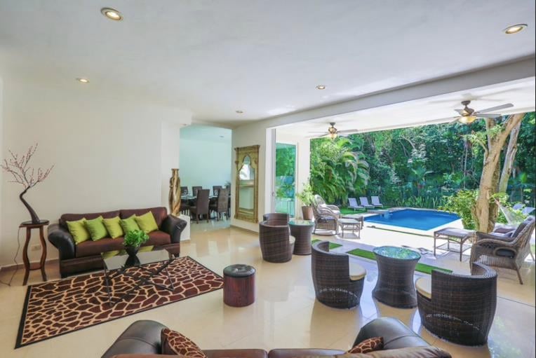 5 Bedroom Home In Golf Course Community Near The Beach!