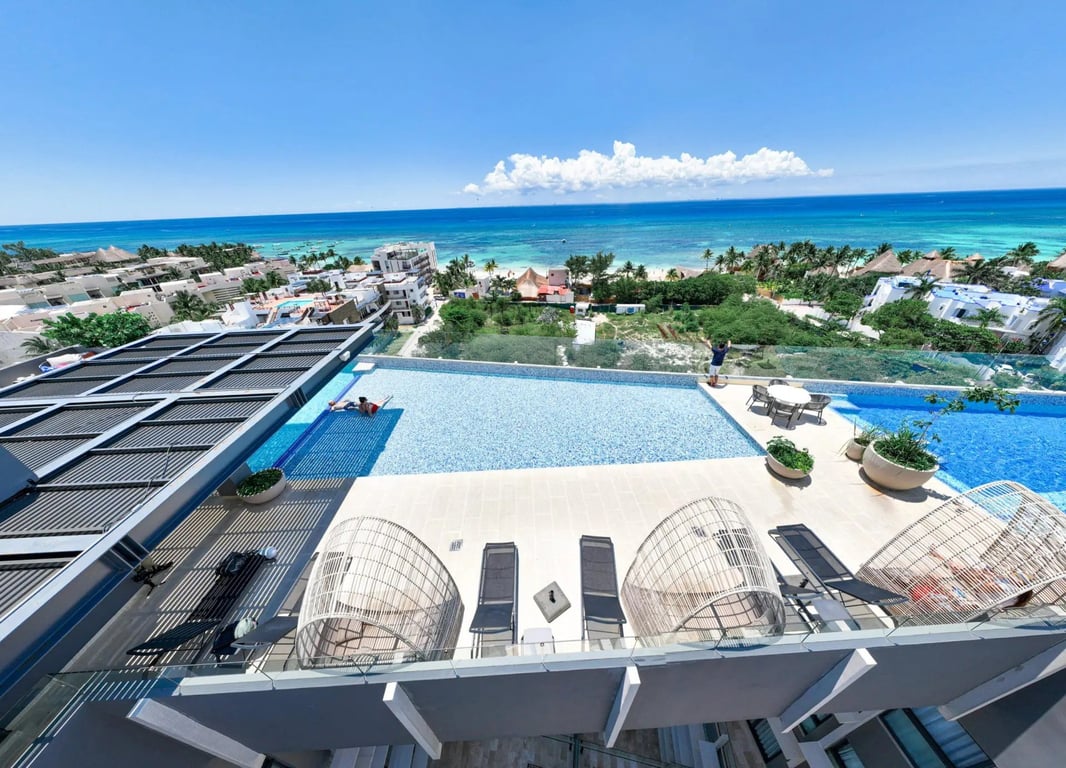 Modern Lock-Off Condo with Rooftop Pools One Block from the Caribbean