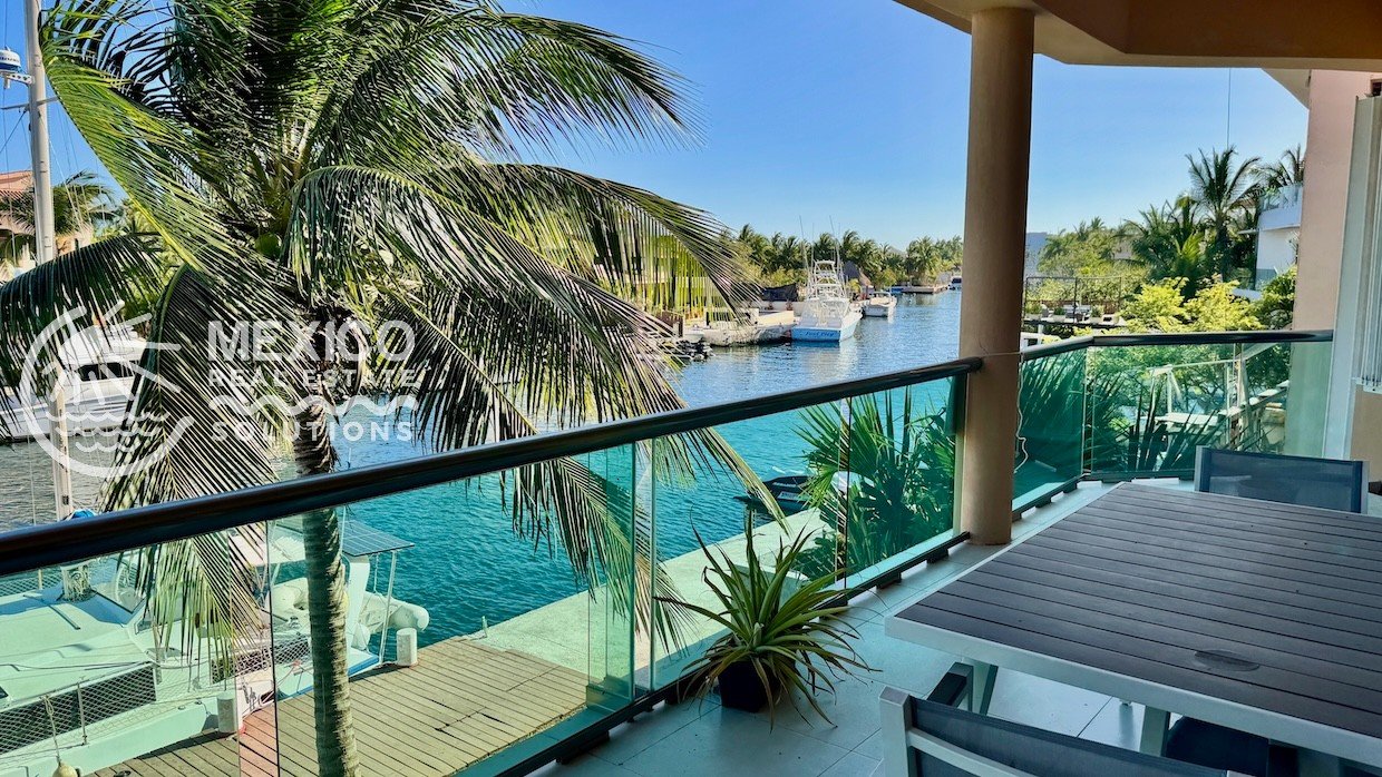Boutique Marinafront Retreat with Private Dock & Rooftop in Puerto Aventuras