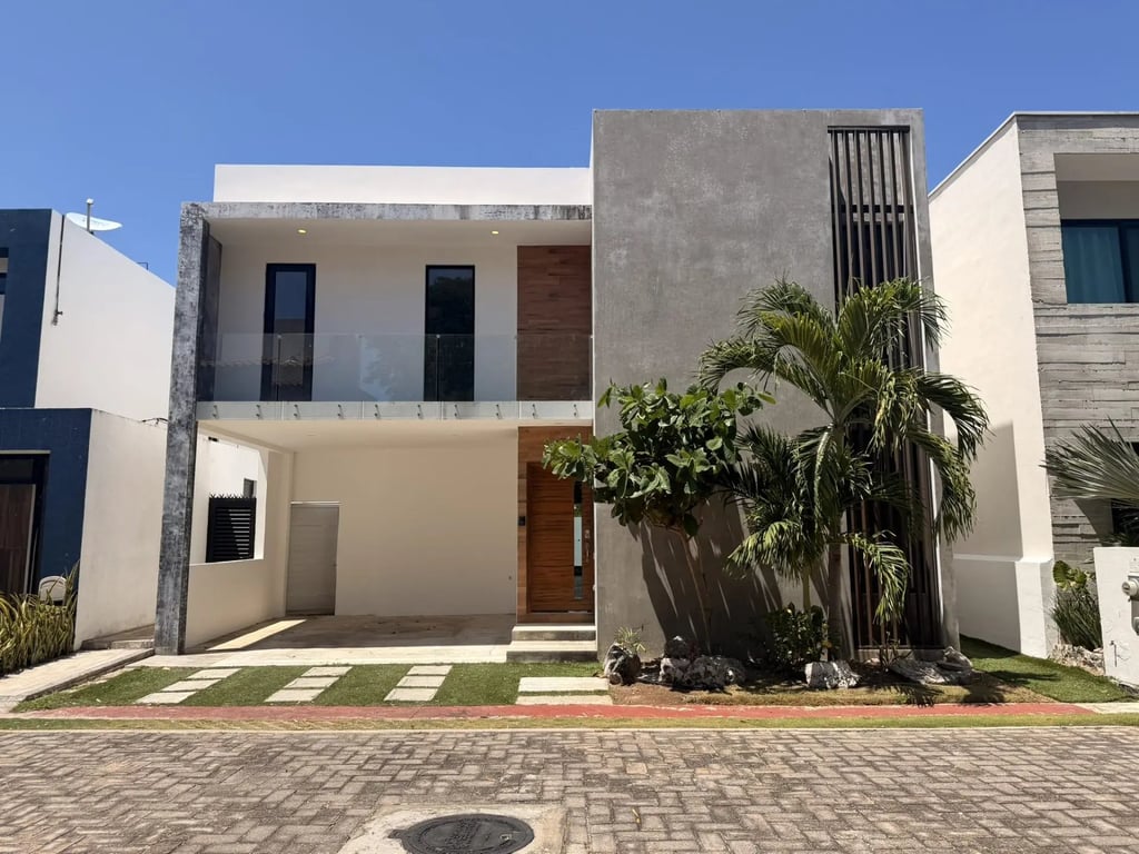 Modern 5-Bedroom Home with Rooftop Jacuzzi in Bosques de Bambú, Playa del Carmen