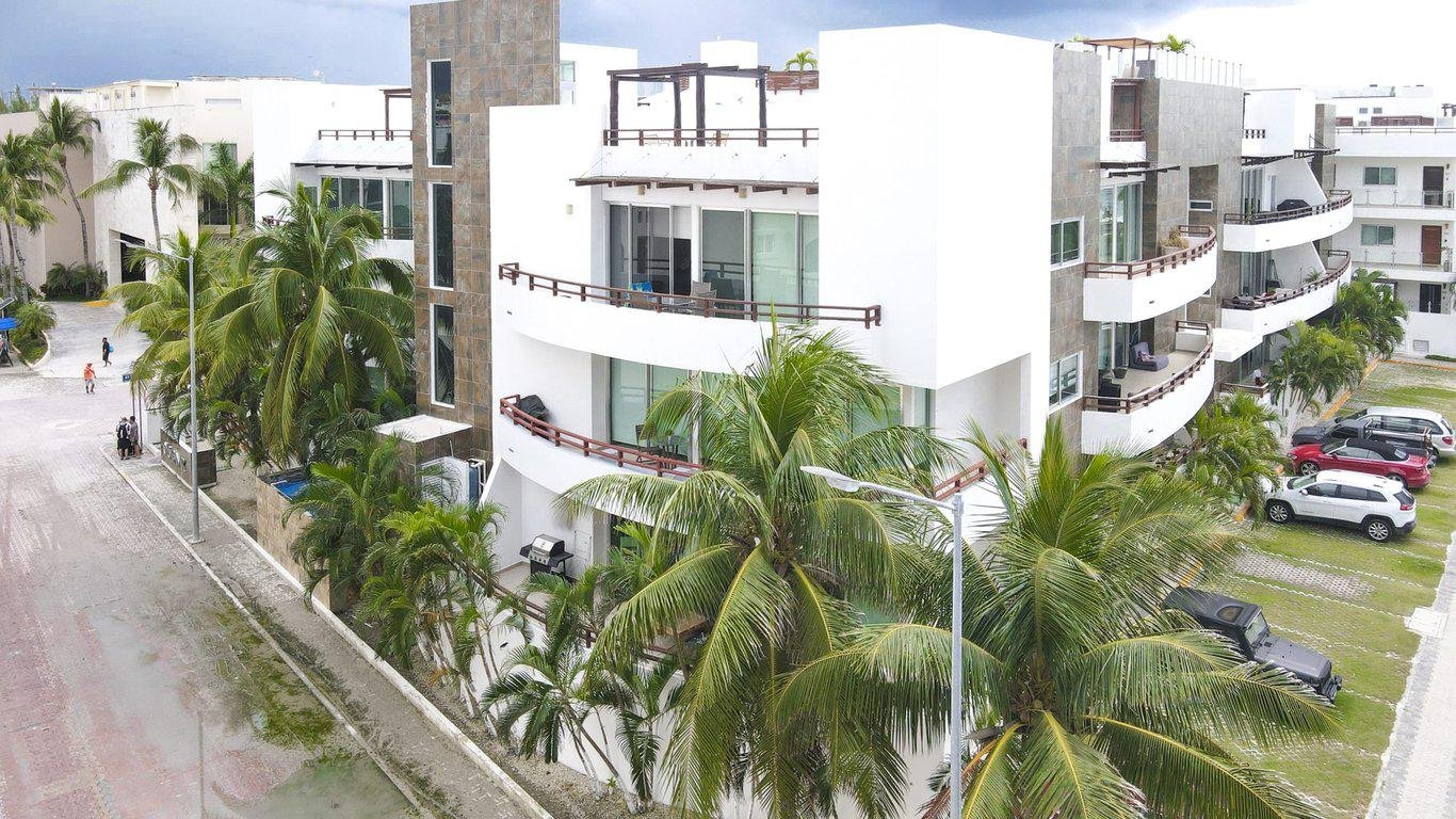 Beachfront 2-Bedroom Condo with Rooftop Pool — Steps from 5th Avenue