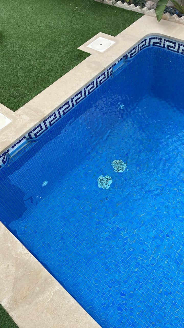Before: Pool floor had scattered debris