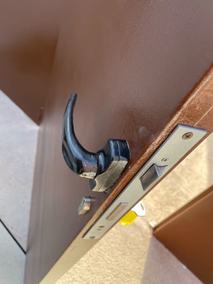 Gate handle cleaned, surface painted